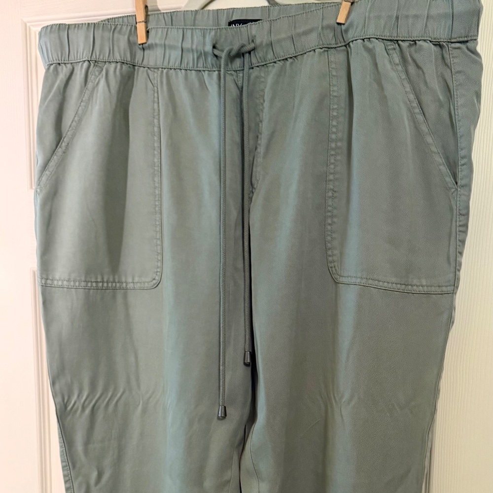 Jones NY,  Beautiful Moss Green Drawstring pants (NWOT)